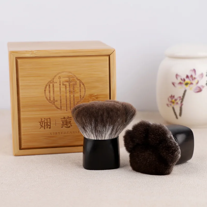 Retractable and round kabuki brushes with presentation box