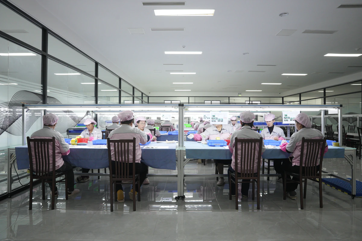 Real wide photograph of the workshop and workstation layout